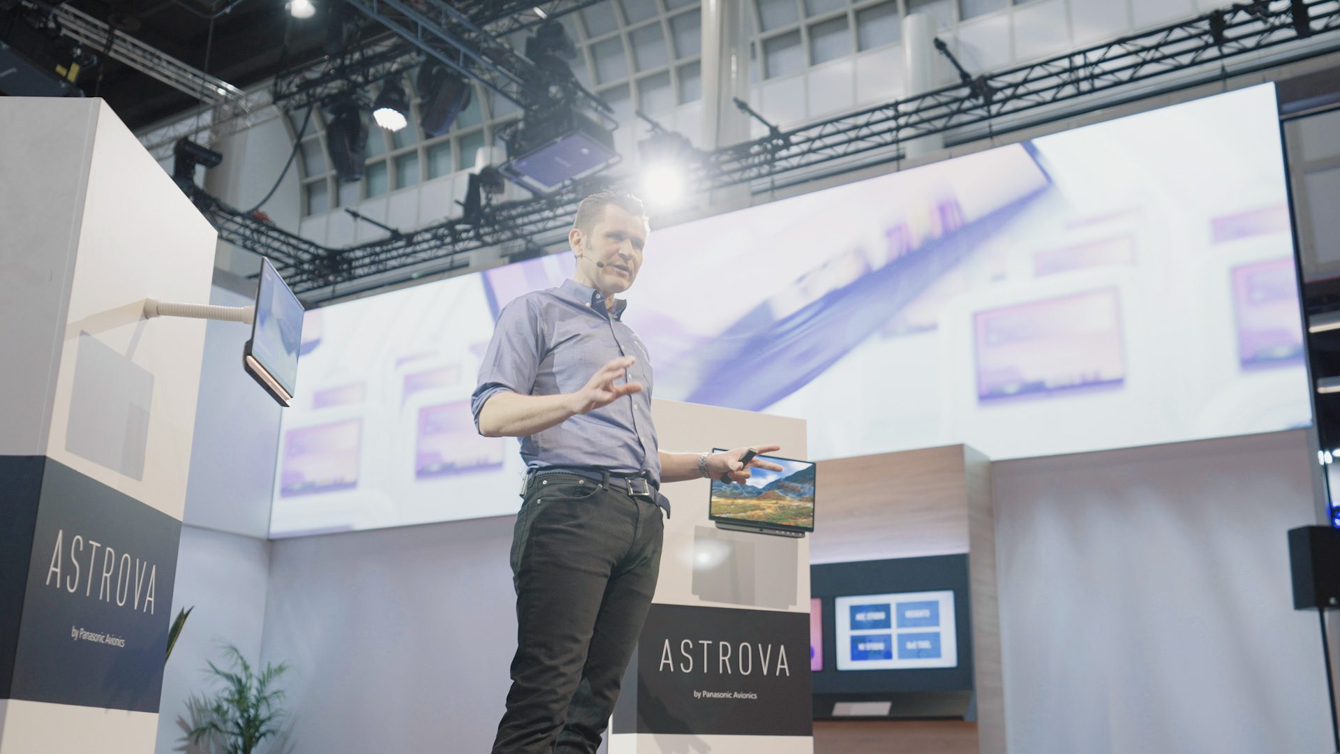 Andy Mason, Productmanager von Panasonic Avionics stellt Produkt Astrova vor